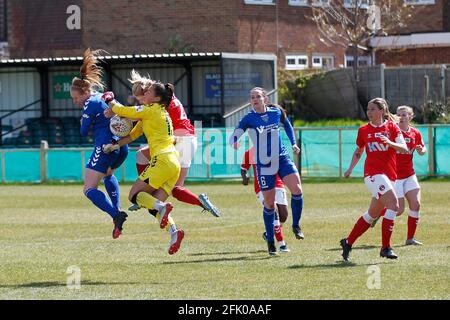 DARTFORD, Royaume-Uni, AVRIL 25 : Eartha Cumings of Charlton Athletic Women et Kathryn Hill of Durham W.F.C défi pour le ballon pendant FA Women's Banque D'Images