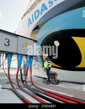 27 avril 2021, Mecklembourg-Poméranie occidentale, Warnemünde: Le 'AIDAsol' est amarré au terminal de croisière pour tester le nouveau système d'énergie terrestre. Selon les informations portuaires, le système, qui sera achevé à l'été 2020, est actuellement le plus grand d'Europe et peut fournir jusqu'à 20 mégaampères d'énergie électrique. Cela signifie que deux navires de croisière pourraient être alimentés en électricité en même temps à l'avenir. Photo: Bernd Wüstneck/dpa-Zentralbild/dpa Banque D'Images