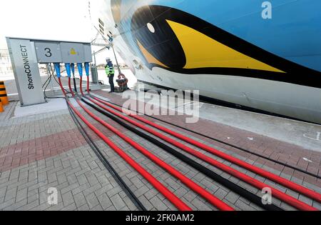 27 avril 2021, Mecklembourg-Poméranie occidentale, Warnemünde: Le 'AIDAsol' est amarré au terminal de croisière pour tester le nouveau système d'énergie terrestre. Selon les informations portuaires, le système, qui sera achevé à l'été 2020, est actuellement le plus grand d'Europe et peut fournir jusqu'à 20 mégaampères d'énergie électrique. Cela signifie que deux navires de croisière pourraient être alimentés en électricité en même temps à l'avenir. Photo: Bernd Wüstneck/dpa-Zentralbild/dpa Banque D'Images