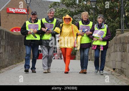 Alloway Rotary Club, Ayr, Ayrshire, Écosse, a organisé une course de canard sur la rivière Ayr pour recueillir des fonds pour des causes caritatives et valables Campbell Johnston, Douglas Russell, Joy Rivett-Gill Jill Offer, et Helen Christy sur le chemin du lancement Banque D'Images