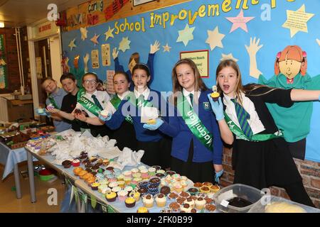 Struthers Primary School Troon, Ayrshire, Écosse MacMillan Coffee Morning organisé et géré par P7 prêt à servir Banque D'Images