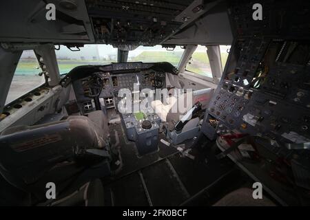 Aéroport de Glasgow Prestwick, Prestwick, Ayrshire, Écosse, Royaume-Uni .Sister navire à l'infâme vol Lockerbie Pan-Am 103 à démonter après 15 ans sur le panorama de l'aéroport de Prestwick. Le pont supérieur à la retraite réapparaîtra comme des gousses de glamping pour les enfants malades.elle a volé pour la première fois en 1970 avec United Airlines et a été nommée « les huit premiers » après les premières hôtesses d'air employées dans les années trente. Banque D'Images