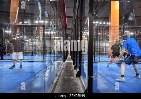 Le Padel est un sport de raquette qui combine les éléments du tennis, du squash et du badminton. Le padel est le sport qui connaît la croissance la plus rapide au monde. Photo: Anders Wiklund / TT / code 10040 Banque D'Images