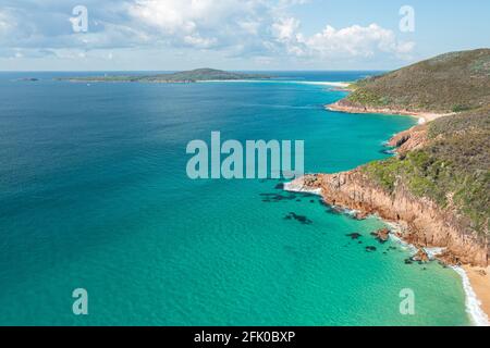 Vue aérienne de la plage de Zenith et de l'île de Shark avec la magnifique mer d'aqua de Port Stephens, en Australie. Banque D'Images