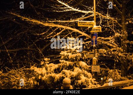 Panneaux de rue sur une nuit très enneigée dans une rue à Füssen, au sud de l'Allemagne. Banque D'Images