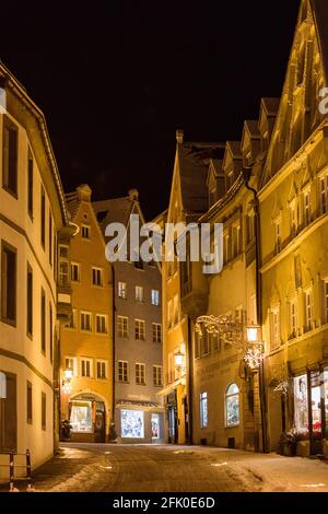 Rue enneigée à Füssen, au sud de l'Allemagne, éclairée par des lumières incandescentes. Banque D'Images