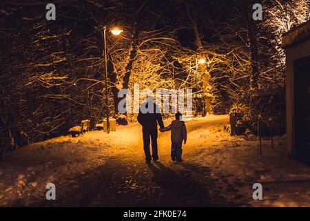 Fussen, Allemagne - 26 décembre 2014 : un homme marchant dans une rue enneigée de Füssen, dans le sud de l'Allemagne. Banque D'Images