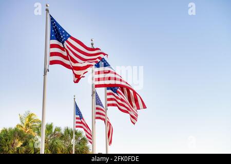 Groupe de drapeaux américains agitant avec le ciel bleu sur le fond. Banque D'Images