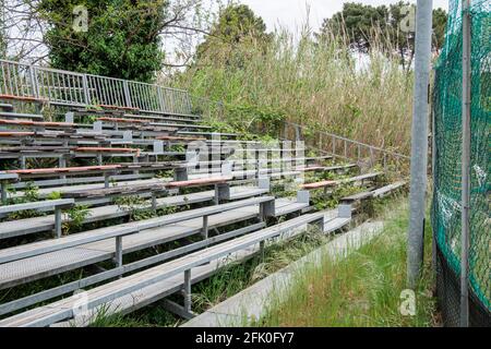 Des gradins abandonnés devant un terrain de baseball en Toscane Italie Banque D'Images