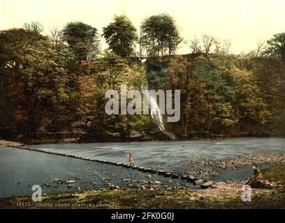 Bolton Abbey et la rivière Wharfe dans le Yorkshire vers 1890-1900 Banque D'Images