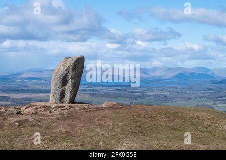 Le sommet de Dumgoyne est marqué par une pierre debout surplombant le Loch Lomond et le Loch Lomond et le parc national des Trossachs, Stirling, Écosse, Royaume-Uni Banque D'Images