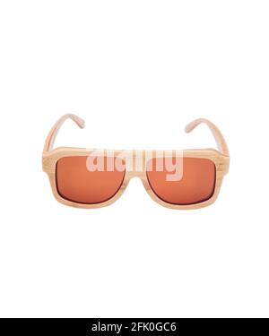 Lunettes de soleil à monture en bois isolées sur un fond blanc Banque D'Images