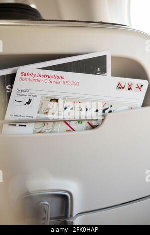 Consignes de sécurité et d'urgence / carte-guide lors d'un vol dans un avion / avion / avion de la série C de Bombardier (un avion maintenant commercialisé sous le nom d'Airbus A220). (101) Banque D'Images