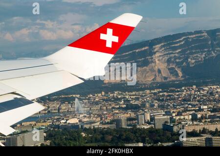 Vue aérienne depuis un avion suisse / avion / avion de la ville suisse de Genève, y compris la célèbre grande fontaine sur le lac Léman en Suisse Genève. Le symbole du drapeau Suisselands se trouve sur le winglet. (101) Banque D'Images