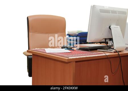 Bureau avec fauteuil en cuir isolé sur fond blanc. Un endroit confortable pour travailler avec un ordinateur de bureau, une imprimante et des fournitures de bureau. Banque D'Images