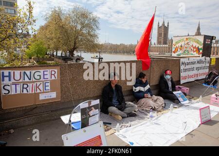 Londres, Royaume-Uni, 27 avril 2021 : les militants du pont de Westminster sont sur le 4ème jour d'une grève de la faim exigeant une action contre le gouvernement du Myanmar, où un coup d'État militaire a eu lieu et où des manifestants sont abattus et blessés. Anna Watson/Alay Live News Banque D'Images
