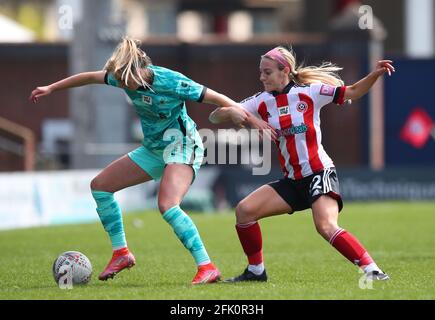 Chesterfield, Angleterre, le 25 avril 2021. Ocean Rolandsen, de Sheffield Utd, s'attaque à Melissa Lawley, de Liverpool, lors du match de championnat FA féminin au stade technique de Chesterfield. Le crédit photo devrait se lire: Simon Bellis / Sportimage Banque D'Images