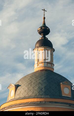 Dôme et croix de l'église de l'Ascension de Le Seigneur dans le forgeron Sloboda - Église à Kolomna Dans le quartier Old Kolomna à l'angle de Komso Banque D'Images