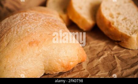 Tranches de ciabatta sur papier artisanal. Pâtisseries fraîches et délicieuses. Pain frais fait maison. Une alimentation saine Banque D'Images