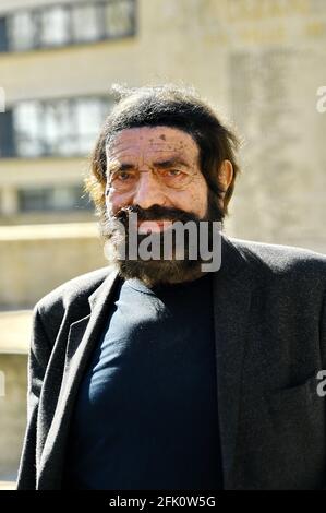 Marek Halter, auteur français et militant des droits de l'homme, rend hommage au policier Stephanie Monferme qui a été tué lors d'une attaque terroriste à Rambouillet, France, le 26 avril 2021. Un Tunisien qui avait poignardé à mort l'employé de la police avait regardé des vidéos de propagande djihadiste juste avant l'attaque, a déclaré le procureur anti-terroriste français le 25 avril 2021, ajoutant qu'une cinquième personne avait été détenue pour interrogatoire. Photo par Karim ait Adjedjou/avenir Pictures/ABACAPRESS.COM Banque D'Images