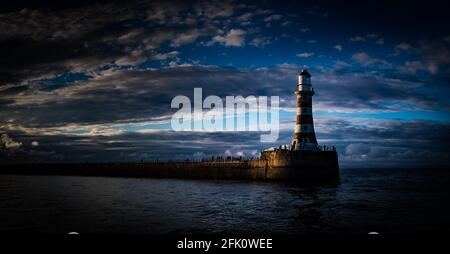 Phare de Roker à l'embouchure de la rivière Wear à Sunderland, une ville portuaire dans le nord-est de l'Angleterre. Banque D'Images