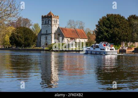 All Saints Church sur les rives de la Tamise au printemps, Bisham, Berkshire, Angleterre, Royaume-Uni, Europe Banque D'Images