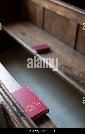 Livres d'hymnes dans le pews, église St Andrews, Eastleach, Cotswolds, Gloucestershire, Angleterre, Royaume-Uni, Europe Banque D'Images
