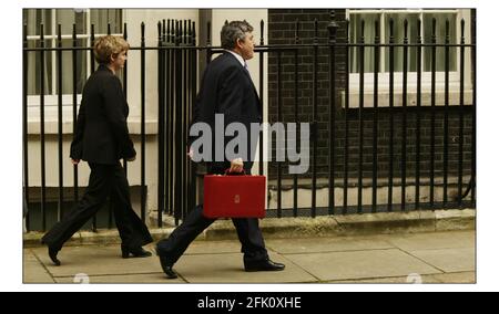 Gordon Brown sort sur 11 Downing St pour aller Et remettre son budget 2004 au Parlement.pic David Sandison 17/3/2004 Banque D'Images