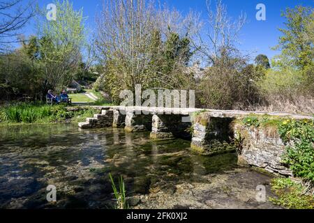 Pont de pierre traversant la rivière Leach, Eastleach, Cotswolds, Gloucestershire, Angleterre, Royaume-Uni, Europe Banque D'Images