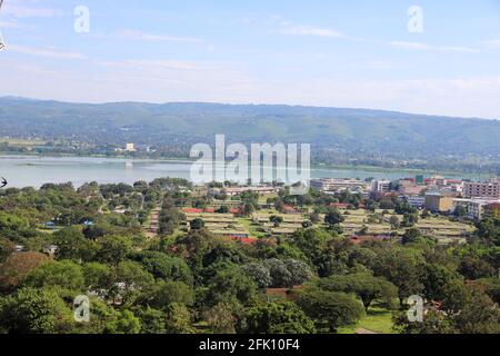 La ville de Kisumu, au Kenya, au bord du lac, a tiré d'un bâtiment de haut étage. Banque D'Images