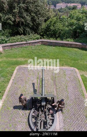 Tous les jours à midi, un canon tire une fois du Gianicolo en direction du Tibre comme signal temporel, Trastevere, Rome, Lazio, Italie, Europe Banque D'Images