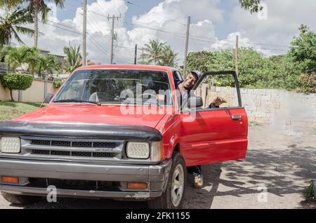 Homme entrant dans le camion de pick-up Banque D'Images