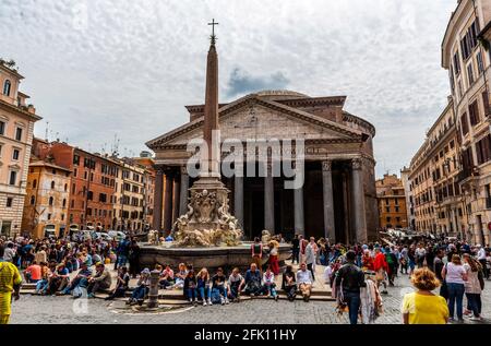 Fontaine Fontana del Pantheon sur la place Piazza della Rotonda, à l'arrière du Panthéon, centre de la vieille ville, Rome, Roma, Italie, Europe Banque D'Images