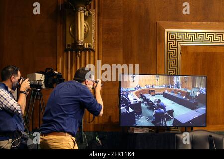 Washington, États-Unis. 27 avril 2021. Les photographes prennent des photos lors d'une audience de la sous-commission judiciaire du Sénat sur la vie privée, la technologie et le droit, au Capitole des États-Unis à Washington DC, le mardi 27 avril 2021. Le comité entendra des témoignages au sujet de l'utilisation des algorithmes et de l'amplification par les plateformes de médias sociaux. Photo par Tasos Katopodis/UPI crédit: UPI/Alay Live News Banque D'Images