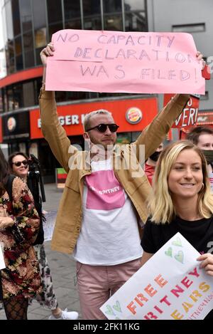Leicester Square, Londres, Royaume-Uni. 27 avril 2021. Un groupe de personnes signe une manifestation « Free Britney Spears ». Crédit : Matthew Chattle/Alay Live News Banque D'Images