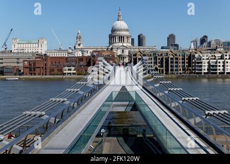 Une vue légèrement surélevée sur le Millennium Bridge jusqu'à St Cathédrale de Pauls depuis la rive sud de la Tamise À Londres Banque D'Images