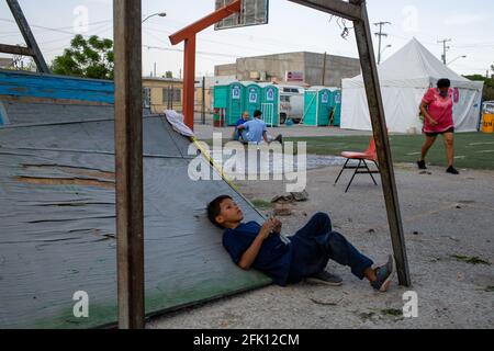 Juarez, Mexique. 26 avril 2021. Des centaines d'hommes et de femmes accompagnés de leurs enfants sont expulsés chaque jour par le pont international Paso del Norte à Ciudad, Juárez, Chihuahua, Mexique, le 26 avril 2021. Familles emmenées dans les refuges de la ville, les enfants jouent dans la cour du refuge en attendant la demande d'asile politique aux États-Unis. (Photo de David Peinado/Pacific Press/Sipa USA) Credit: SIPA USA/Alay Live News Banque D'Images