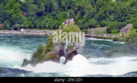 SCHAFFHAUSEN, SUISSE - 13 juillet 2010 : rochers aux chutes du Rhin à Schaffhausen, en Suisse Banque D'Images