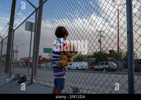 Juarez, Mexique. 26 avril 2021. Des centaines d'hommes et de femmes accompagnés de leurs enfants sont expulsés chaque jour par le pont international Paso del Norte à Ciudad, Juárez, Chihuahua, Mexique, le 26 avril 2021. Familles emmenées dans les refuges de la ville, les enfants jouent dans la cour du refuge en attendant la demande d'asile politique aux États-Unis. (Photo de David Peinado/Pacific Press/Sipa USA) Credit: SIPA USA/Alay Live News Banque D'Images