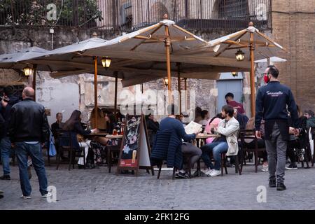 Les gens dînent à l'extérieur dans un restaurant du quartier Trastevere à Rome, en Italie, le 26 avril 2021. (Photo de Matteo Nardone / Pacific Press/Sipa USA) Banque D'Images