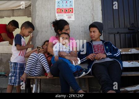 Juarez, Mexique. 26 avril 2021. Des centaines d'hommes et de femmes accompagnés de leurs enfants sont expulsés chaque jour par le pont international Paso del Norte à Ciudad, Juárez, Chihuahua, Mexique, le 26 avril 2021. Familles emmenées dans les refuges de la ville, les enfants jouent dans la cour du refuge en attendant la demande d'asile politique aux États-Unis. (Photo de David Peinado/Pacific Press/Sipa USA) Credit: SIPA USA/Alay Live News Banque D'Images