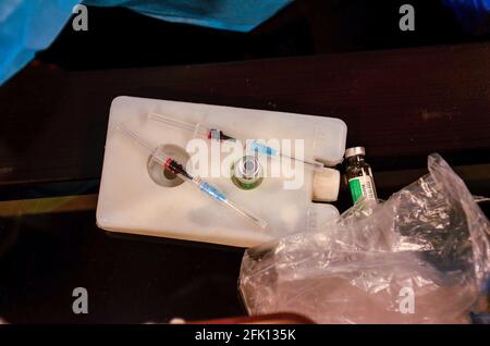 Srinagar, Inde. 27 avril 2021. Les seringues préparées avec le vaccin contre le coronavirus Covishield sont visibles sur la table pendant la campagne de vaccination à Srinagar. Au cours de la deuxième vague de pandémie du coronavirus en Inde, 323,023 nouveaux cas de coronavirus, 2,771 décès liés à ce virus et 251,827 cas de rétablissement ont été signalés au cours des 24 dernières heures. (Photo de Saqib Majeed/SOPA Images/Sipa USA) crédit: SIPA USA/Alay Live News Banque D'Images