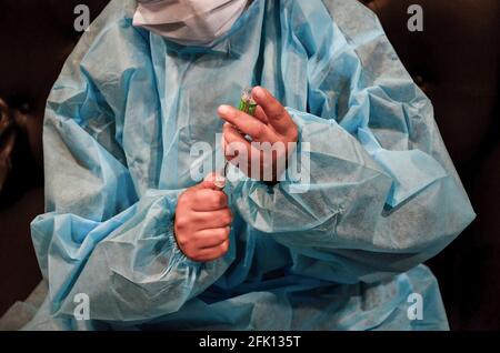 Srinagar, Inde. 27 avril 2021. Un agent de santé prépare le doze du vaccin contre le coronavirus Covishield pendant la campagne de vaccination à Srinagar. Au cours de la deuxième vague de pandémie du coronavirus en Inde, 323,023 nouveaux cas de coronavirus, 2,771 décès liés à ce virus et 251,827 cas de rétablissement ont été signalés au cours des 24 dernières heures. (Photo de Saqib Majeed/SOPA Images/Sipa USA) crédit: SIPA USA/Alay Live News Banque D'Images