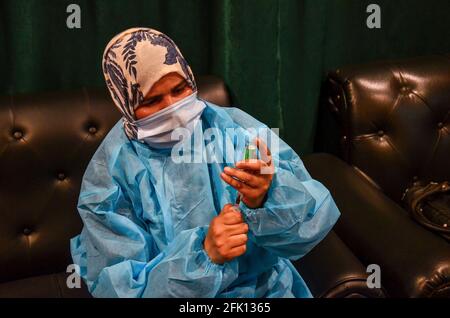 Srinagar, Inde. 27 avril 2021. Un agent de santé prépare le doze du vaccin contre le coronavirus Covishield pendant la campagne de vaccination à Srinagar. Au cours de la deuxième vague de pandémie du coronavirus en Inde, 323,023 nouveaux cas de coronavirus, 2,771 décès liés à ce virus et 251,827 cas de rétablissement ont été signalés au cours des 24 dernières heures. (Photo de Saqib Majeed/SOPA Images/Sipa USA) crédit: SIPA USA/Alay Live News Banque D'Images