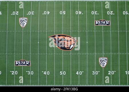 Une vue aérienne des logos des Oregon State Beavers et de la conférence PAC-12 sur le terrain de football du Reser Stadium sur le campus de l'Oregon State, vendredi, Apri Banque D'Images