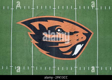 Une vue aérienne des logos des Oregon State Beavers et de la conférence PAC-12 sur le terrain de football du Reser Stadium sur le campus de l'Oregon State, vendredi, Apri Banque D'Images