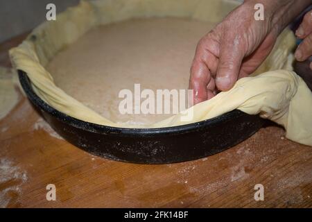 Tarte traditionnelle au lait, rustique, par un fermier âgé. Tarte grecque Banque D'Images