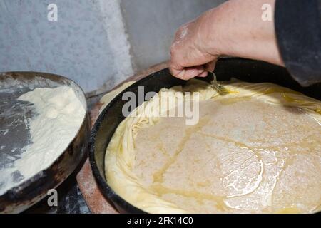 Tarte traditionnelle au lait, rustique, par un fermier âgé. Tarte grecque Banque D'Images