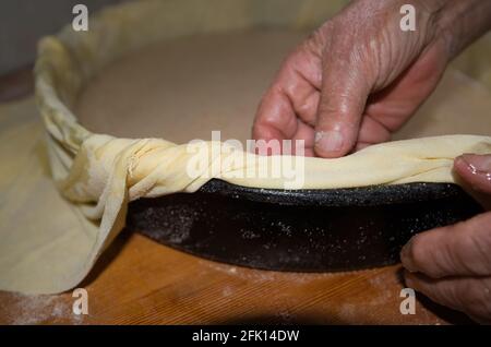 Tarte traditionnelle au lait, rustique, par un fermier âgé. Tarte grecque Banque D'Images