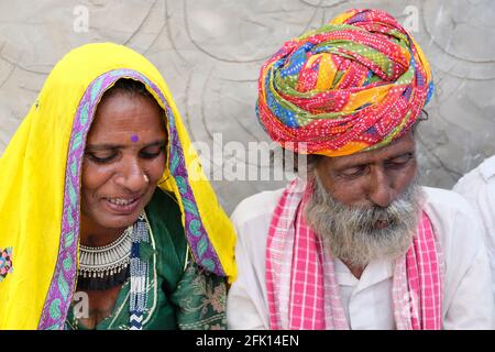 Un mâle indien et une femelle portant des vêtements indiens traditionnels à une cérémonie Banque D'Images